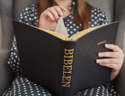 Bibelen kan læses på mange måder. En af måderne er nærlæsningen og det dybdegående studie. Foto: Bibelselskabet