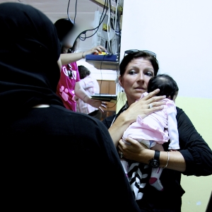 Synne Garff med Jordansk flygtninge-barn. Foto: Lotte Lyng og Synne Garff. 