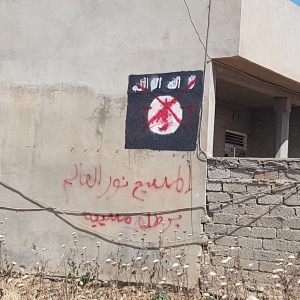 Røde grafittikors på mur i Qaraqosh. Foto: Turid Barth Pettersen og Andrea Rhodes