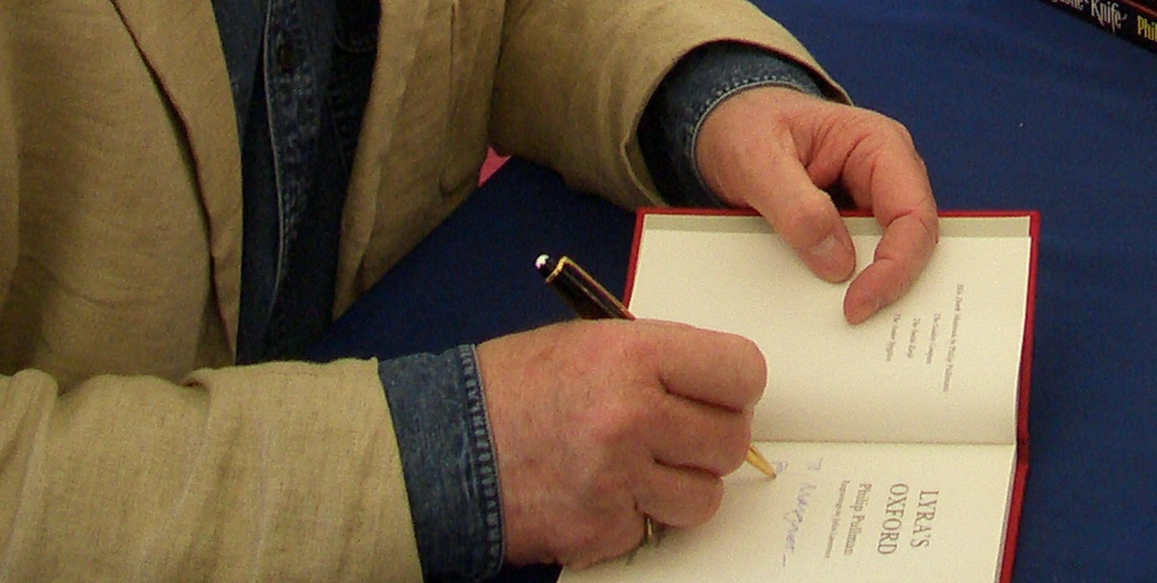 Philip Pullman signerer bøger. Foto. Adrian Hon.