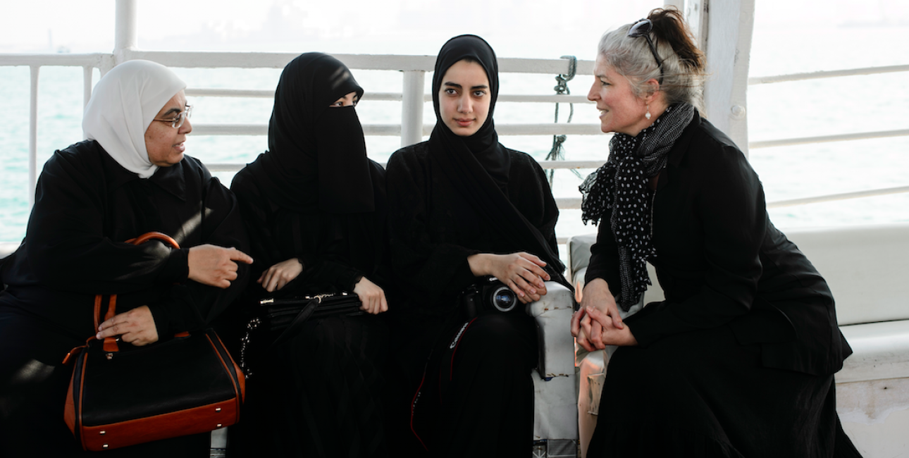 På en båd faldt Bibelselskabets Internationale chef, Synne Garff, i snak med en muslimsk migrantfamilie fra Jordan. Foto: Les Kaner