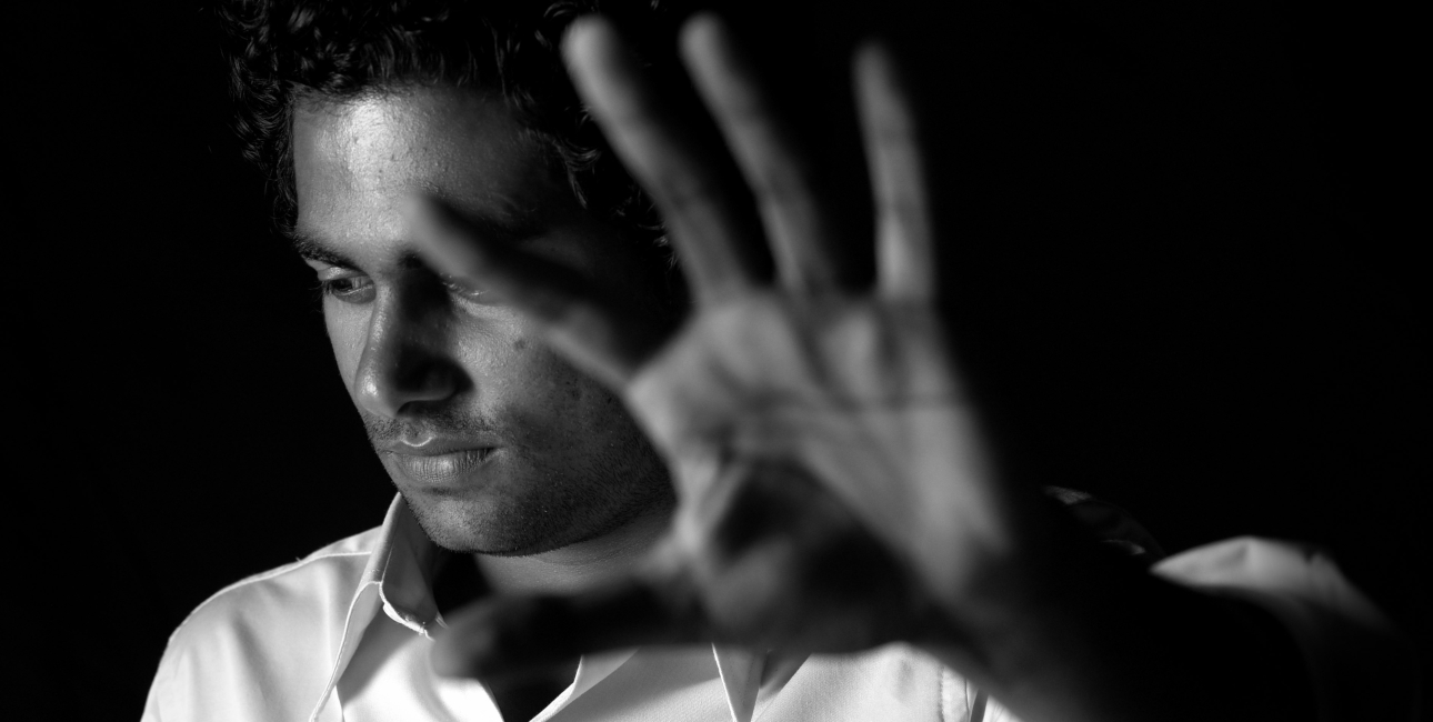 Flere og flere danskere melder sig syge med stress og nogle lader sig indlægge. En af vejene ud af depression kan være åndelige og eksistentielle samtaler om Bibelen med en præst, som det var tilfældet for Vibeke Hansen. Foto: Unsplash