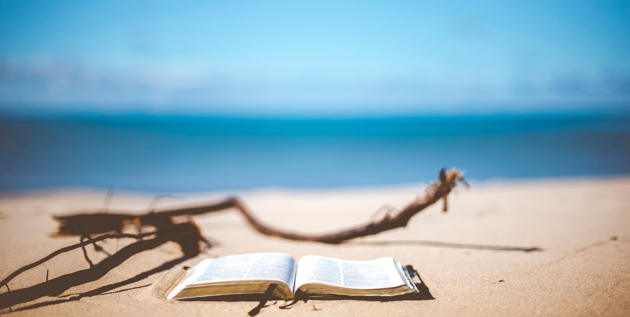 Bibel på strand. Foto: Unsplash.