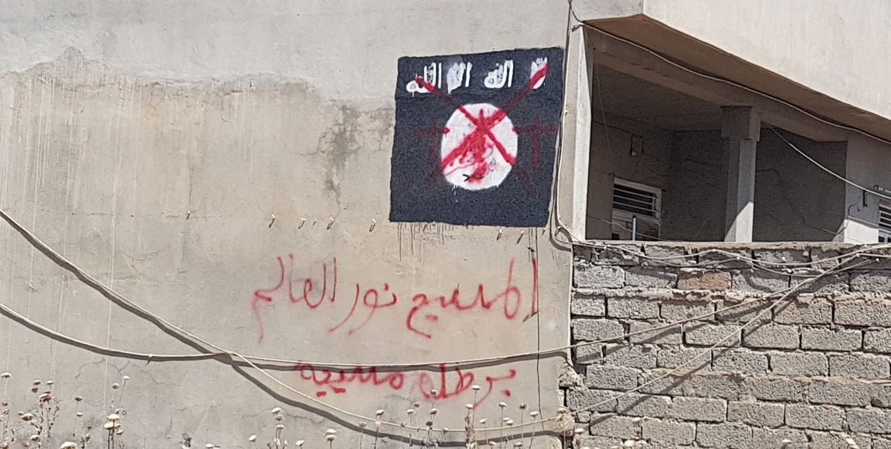 Røde grafittikors på mur i Qaraqosh. Foto: Turid Barth Pettersen og Andrea Rhodes