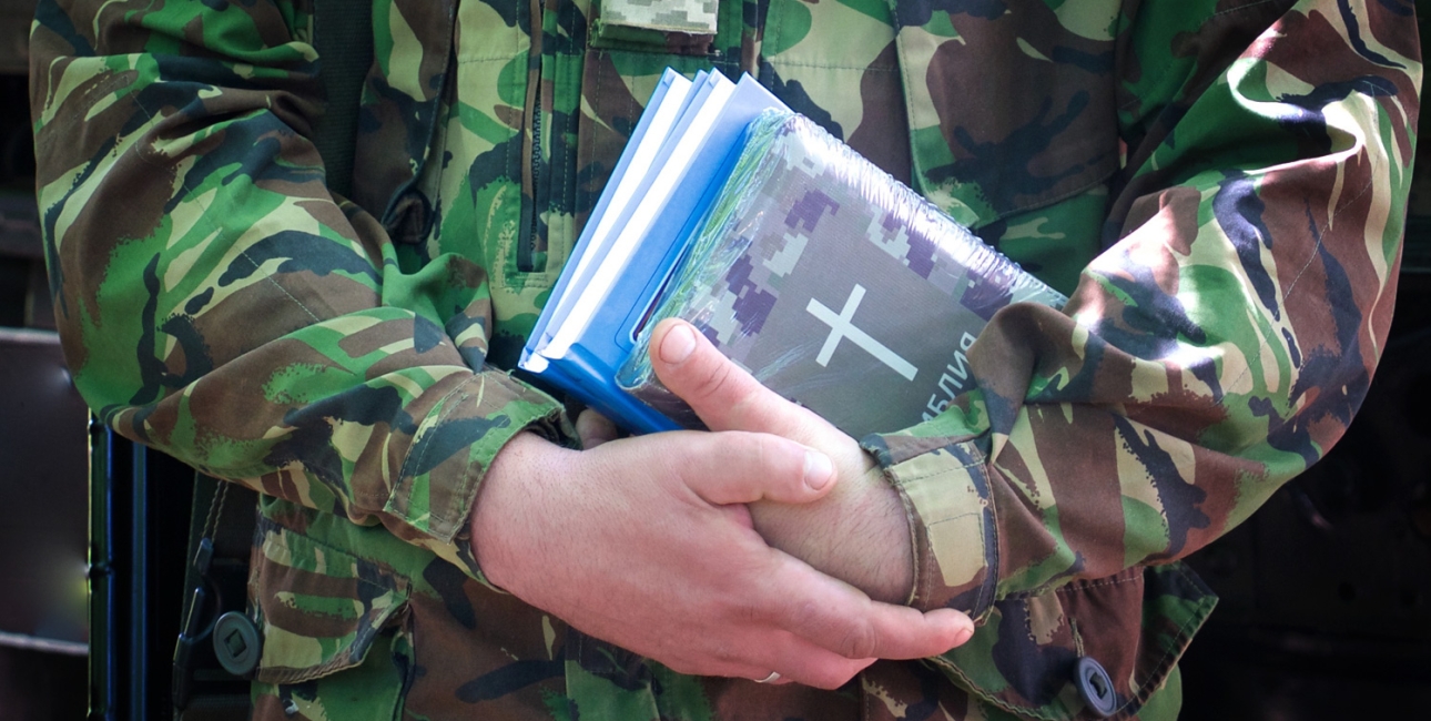 Ukraine: Soldat med bibel. Foto: Anatoliy Raychynets.