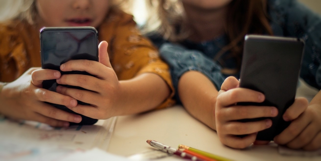 Børn, smartphone. Foto: Unsplash.