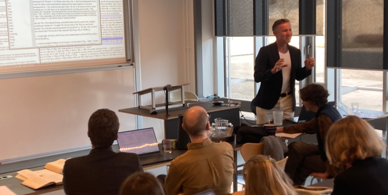 På Københavns Universitet fik et engageret publikum en sjælden mulighed for at opleve, hvordan en bibeltekst bliver til på dansk – et arbejde, der kræver både sproglig finesse, teologisk indsigt og kompromisets kunst. Foto: Johannes Baun.