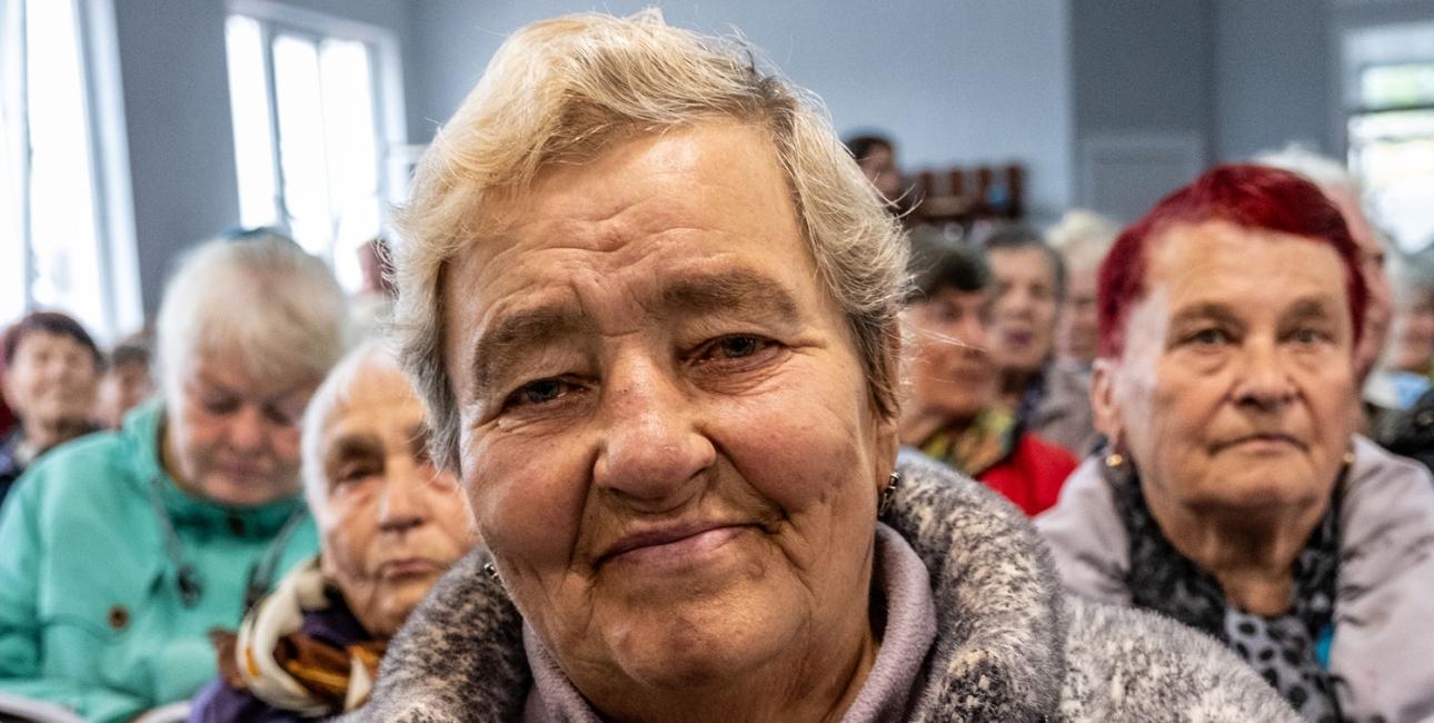 82-årige Halyna Antonivna modtager Det Nye Testamente for allerførste gang. Foto: Det Ukrainske Bibelselskab.