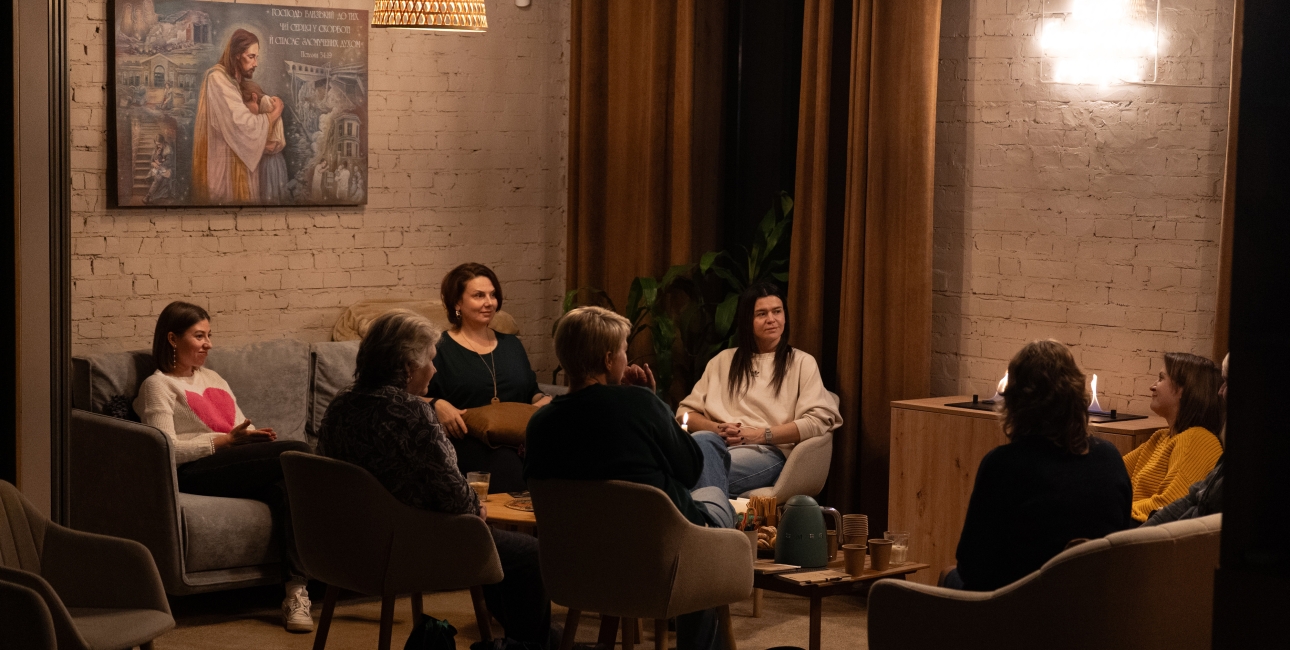 Kvinder, der har mistet eller frygter for deres nærmeste, deltager i bibelsk traumehjælp hos Bibelselskabet i Ukraine. Gennem grupper for blandt andre enker og soldaterhustruer får deltagerne hjælp til at bearbejde krigens sår og finde håb i et svært hverdagsliv. Foto: Rune Clausen.