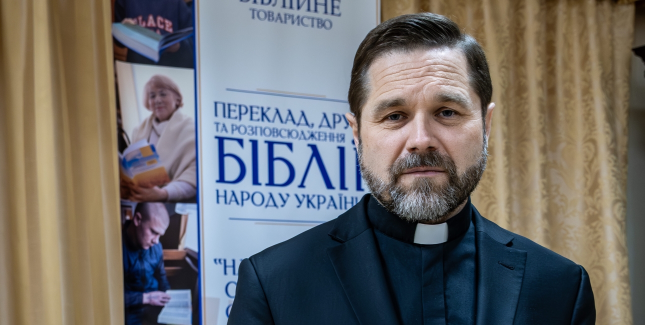 Vicegeneralsekretær i Bibelselskabet i Ukraine modtager parlamentets hæderspris. Foto: Anna Malysheva