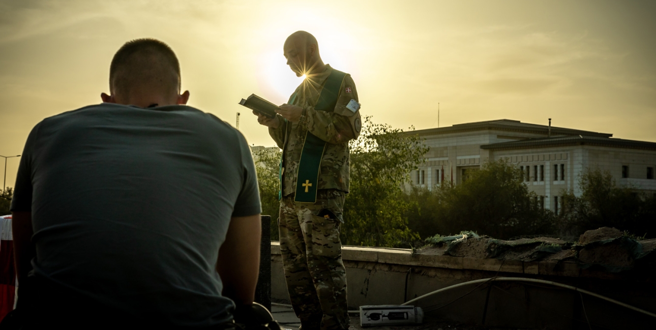 Peter Lynggaard Uth er feltpræst og sognepræst ved Højmark og Lem kirker og har været tilknyttet Forsvaret siden 2018. Han har været udsendt blandt andet til Irak og Letland og er til daglig tilknyttet Jydske Dragonregiment i Holstebro, hvor han møder værnepligtige og soldater i både undervisning, samtaler og gudstjeneste. Foto: Tue Skals. 