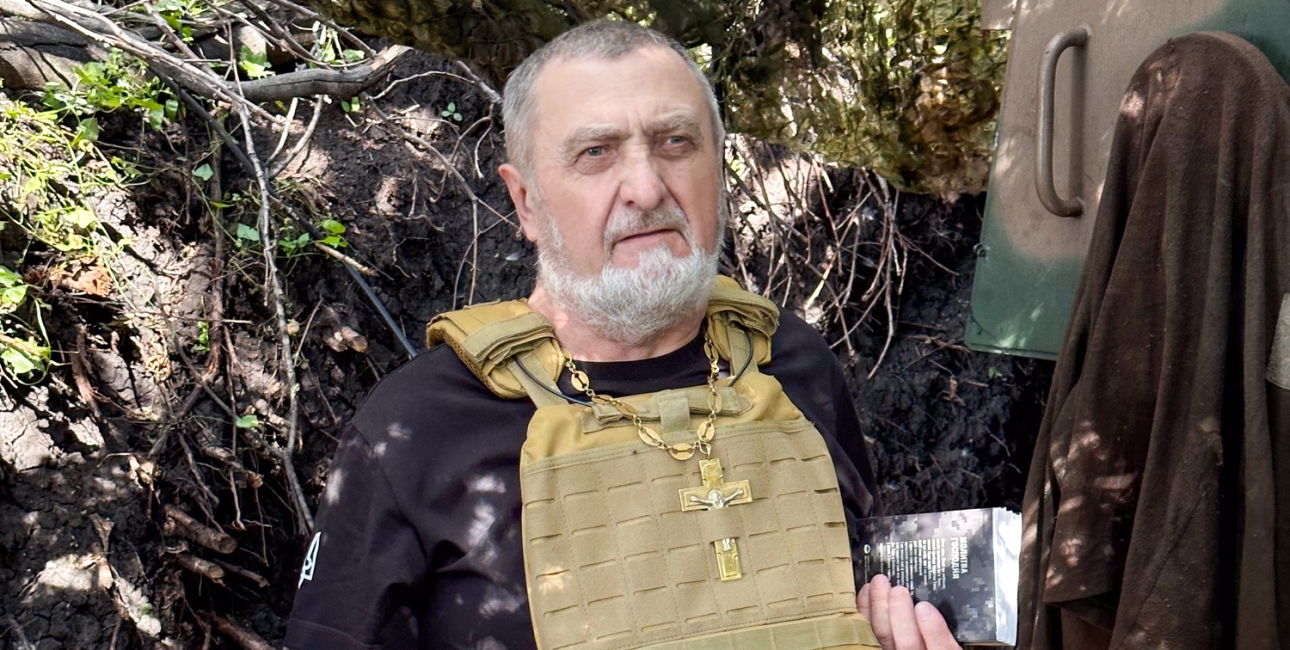 Vasyl Lutsyshun rejser jævnligt til fronten i Ukraine. Trods krig og store personlige tab holder han fast i troen. Foto:  Oleg Sirotkin.