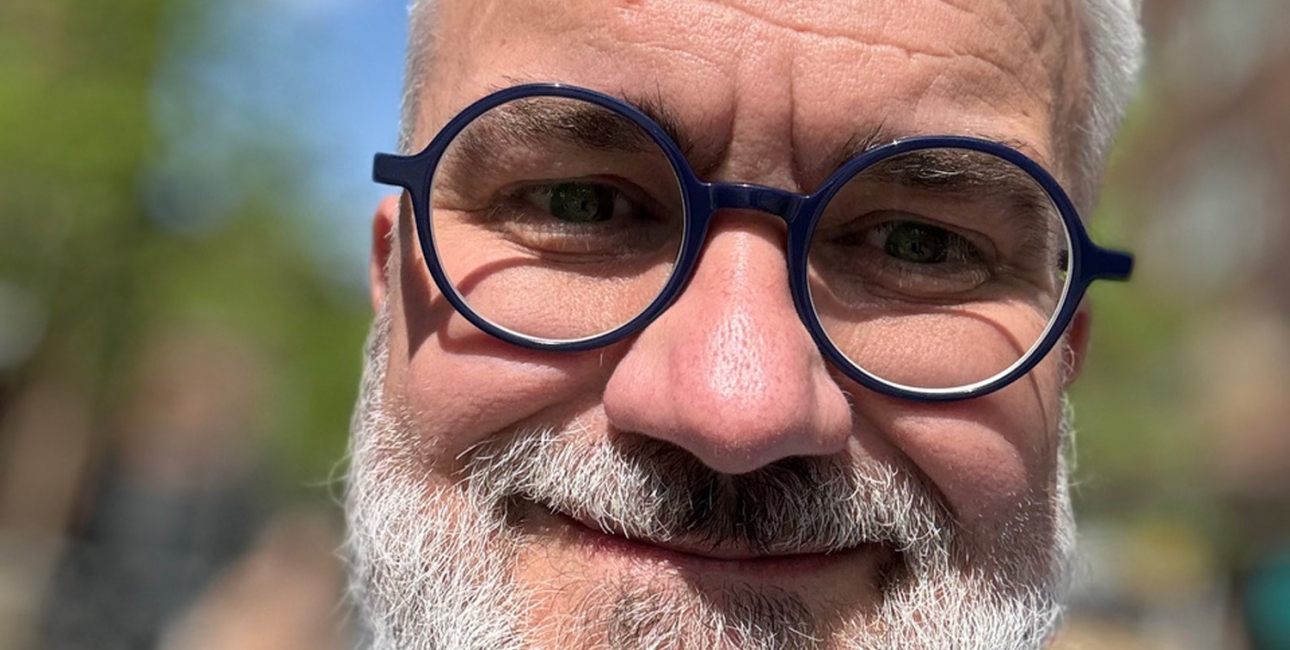 Lasse Åbom er præst i Immanuelskirken, Aarhus Baptistmenighed, hvor han har været præst siden 2013. På Instagram deler han korte refleksioner om tro, nåde og håb på profilen @naade.nok.