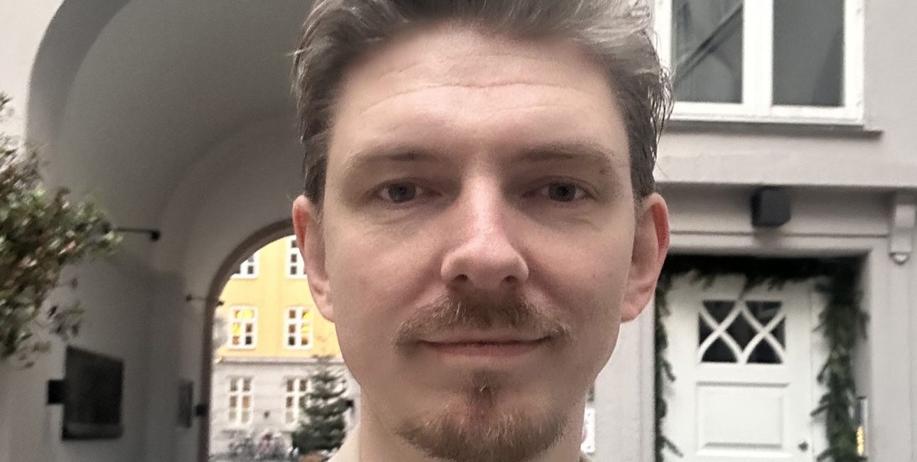 Bibelselskabets trosanalyse 2026 har skabt debat om unge mænds forhold til tro, bibel og kirkegang. Ifølge Jacob Holst Mouritzen, som står bag undersøgelsen, skal tallene læses med metodiske forbehold, men også som et tydeligt signal om, at noget er i bev