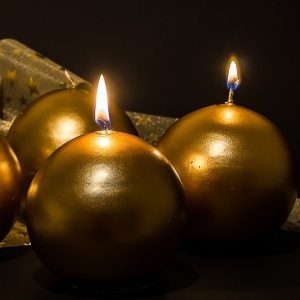 Adventskrans med to tændte lys.