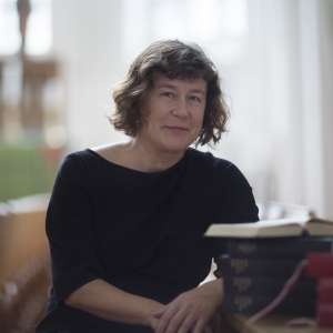 Kirkens rum er for biskop i Haderslev Stift Marianne Christiansen vigtigt, fordi det rummer et menneskeligt nærvær, som går på tværs af tid. Her står hun foran Haderslev Domkirke. Foto: Henrik Kastenskov