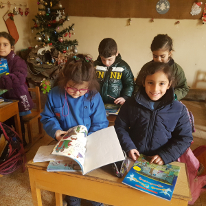 "December var en travl tid," fortæller George Andrea, direktør for Bibelselskabet i Syrien. "Vi udgav en særlig julebog fuld af historier, som vi gav til børnene. Guds ord er virkelig på arbejde i Syrien!" Foto: UBS