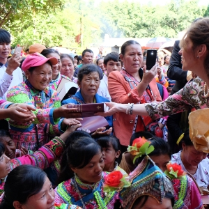 I skolen skal de kinesiske børn lære mandarin allerede fra første klasse. Derefter må de ikke længere tale deres eget sprog i skolen. I kirken og gennem Bibelen fastholder de deres modersmål. Foto: Jared Wong, UBS.