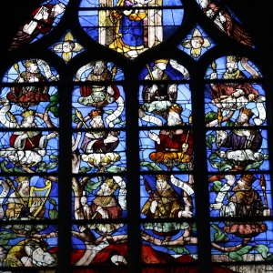 Kong David med sin harpe. Vinduesudsnit fra den katolske sognekirke Saint-Martin i Groslay, Frankrig. Fra Wikimedia Commons.