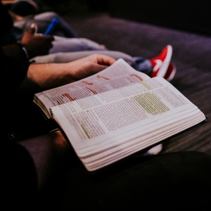 Læs Bibelen sammen. Foto: Unsplash.