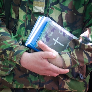 Ukraine: Soldat med bibel. Foto: Anatoliy Raychynets.