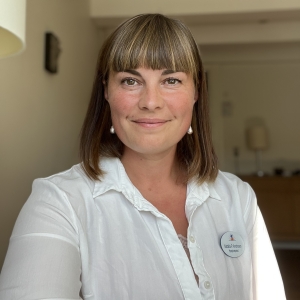 Hospicepræst: “Ingen går gennem livet uden skrammer, men vi kan stadig være velsignede” SERIE: BIBELEN I FUNKTION På Hospice Limfjord i Skive møder præst Natalia Packert Andresen mennesker i livets mest sårbare øjeblikke. Her bærer hun især to bibelske fortællinger med sig.