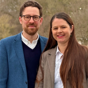 “Står det virkelig i Bibelen?” Sognepræst Maren Pitter Poulsen og universitetslektor Frederik Poulsen har ladet deres egne børn være de første prøve¬læsere af de fortællinger, der nu er samlet i ”Usædvanlige bibelhistorier”.