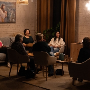 Kvinder, der har mistet eller frygter for deres nærmeste, deltager i bibelsk traumehjælp hos Bibelselskabet i Ukraine. Gennem grupper for blandt andre enker og soldaterhustruer får deltagerne hjælp til at bearbejde krigens sår og finde håb i et svært hverdagsliv. Foto: Rune Clausen.