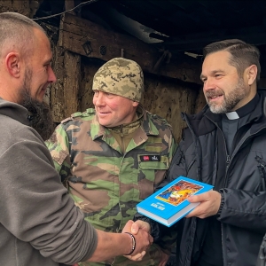Uddeling af bibler ved fronten i Ukraine. Foto: Oleg Sirotkin.