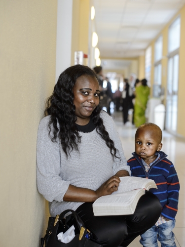 Kvinderne kommer fra hele verden for at tjene penge, som de sender hjem til familien. Nogle arbejder under horrible forhold. Men nu finder migrantkvinder i Qatar støtte i kirken. Foto: Les Kaner.