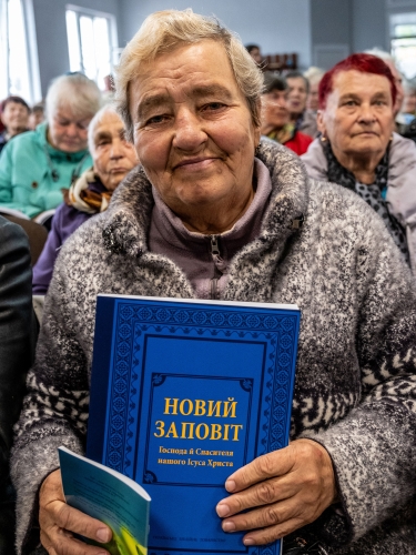 82-årige Halyna Antonivna modtager Det Nye Testamente for allerførste gang. Foto: Det Ukrainske Bibelselskab.