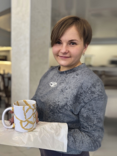 21-årige Polina deltog i et forløb med bibelsk traumehjælp hos Bibelselskabet i Ukraine. Midt i bekymringen for sin mand ved fronten oplevede hun, hvordan arbejdet med den knuste kop blev et billede på, at også hendes eget hjerte. Foto: Victoria Raychinets