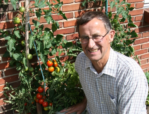 Botaniker og forfatter Hans Arne Jensen står bag et nyt studiekredsmateriale om Bibelens planteverden. Privatfoto.