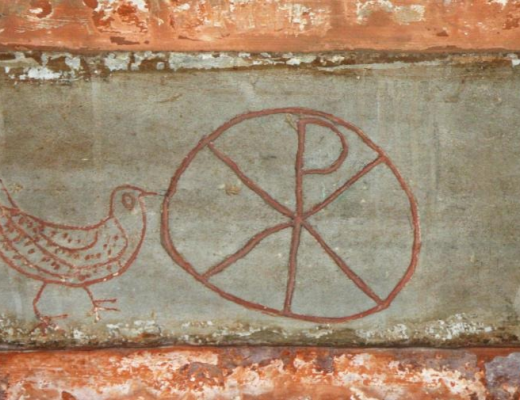 Kristus-monogram fra gravsted i Basilica di San Lorenzo Fuori le Mura Rom. Det er et Jesus-symbol, eller kristus-symbol, som man ser i flere kirker. Foto: Flickr - Holly Hayes 