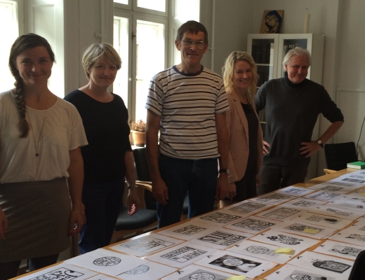 Her er en del af holdet bag "Bibelen til konfirmander". Fra venstre er det cand.theol. Louise Højlund, grafiker Annette Borsbøl/Imperiet, cand.theol. Lars Nymark Heilesen, cand.theol. Mette Behrndtz samt grafiker Harvey Macaulay/Imperiet. Foto: Bibelselskabet.