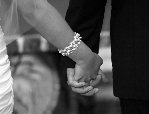 Sommeren er en tid med mange bryllupper, og i kirkerne læses mange af de smukkeste citater fra Bibelen om Guds kærlighed til mennesket og menneskers kærlighed til hinanden. Foto: Colourbox.