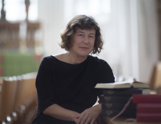 Kirkens rum er for biskop i Haderslev Stift Marianne Christiansen vigtigt, fordi det rummer et menneskeligt nærvær, som går på tværs af tid. Her står hun foran Haderslev Domkirke. Foto: Henrik Kastenskov