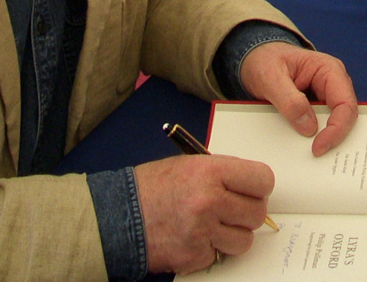 Philip Pullman signerer bøger. Foto. Adrian Hon.