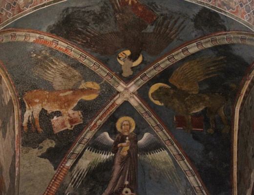 Evangelisterne er ofte symboliseret ved fire forskellige væsener: oksen, mennesket, løven og ørnen. Evangelistsymbolerne bliver ofte brugt både til udsmykning af kirker, interiør og også mange middelalderbibler. Her ses de 4 evangelisters symboler malet i loftet i Chiesa di San Fermo Maggiore i Verona. Foto: Mattis, Wikimedia Commons. 