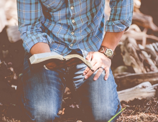 Mand beder. Foto: Unsplash.