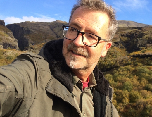 "Vi bliver nødt til at oversætte på ny for at gøre Bibelen forståelig for flere," siger radiovært Adrian Hughes. Privatfoto.
