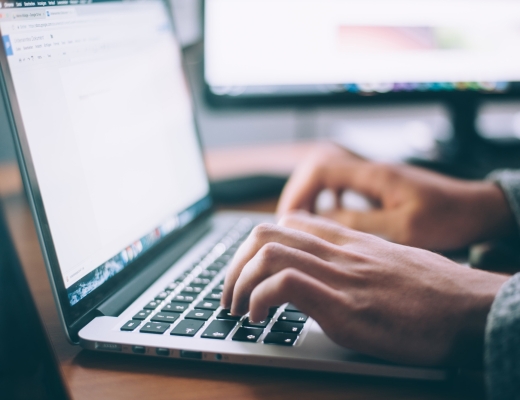 Computer, studentermedhjælp. Foto: Unsplash.