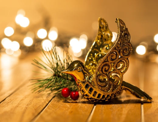 Midt i en verden fuld af ufred tager Gud bolig med sin fred: Med Jesus' fødsel er håbet tændt. Foto: Shutterstock.