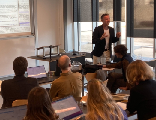 På Københavns Universitet fik et engageret publikum en sjælden mulighed for at opleve, hvordan en bibeltekst bliver til på dansk – et arbejde, der kræver både sproglig finesse, teologisk indsigt og kompromisets kunst. Foto: Johannes Baun.