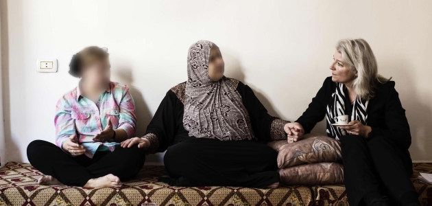 International chef Synne Garff har de sidste år mødt mange konvertitter i Nordafrika og Mellemøsten. Her er hun i samtale med en syrisk flygtning, der må holde sin tro hemmelig af frygt for sit liv. Foto: Les Kaner.
