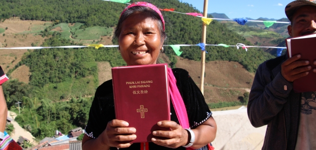 Glæden var stor hos de fremmødte, da Wa-folkets bibel blev uddelt. Foto: De Forenede Bibelselskaber.