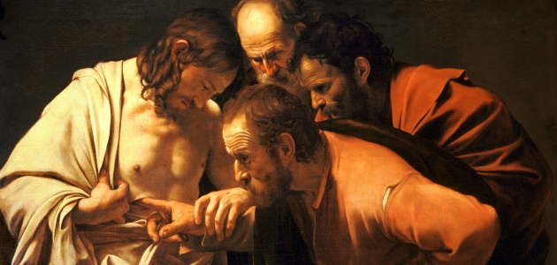 Da de andre disciple fortæller Thomas, at de har set den opstandne Kristus, vil Thomas kun tro det, hvis han selv kan stikke fingrene i Jesus’ sår. Han vil selv kunne sikre sig, at det faktisk er Jesus. Maleri af Caravaggio, 1602. Kilde: Wikimedia Commons.