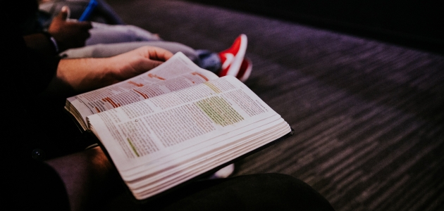 Læs Bibelen sammen. Foto: Unsplash.