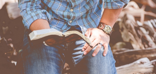 Mand beder. Foto: Unsplash.