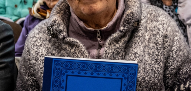 82-årige Halyna Antonivna modtager Det Nye Testamente for allerførste gang. Foto: Det Ukrainske Bibelselskab.